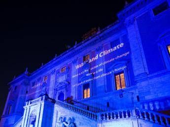 Acqua e clima, le fontane di Roma illuminate di blu /Foto Acqua e clima, le fontane di Roma illuminate di blu /Foto